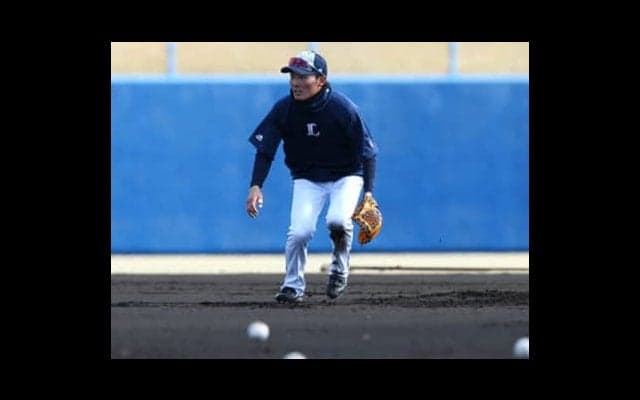 打率３割より、エラーを減らす。西武・源田壮亮はノックで泥まみれ