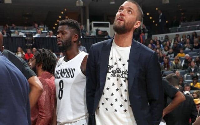 チャンドラー・パーソンズとマルク・ガソルがエレベーターに閉じ込められる災難に