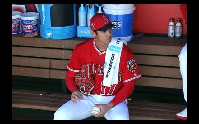 【MLB】同僚も大注目!?　大谷“デビュー戦”は「史上最も混み合ったダグアウト」に