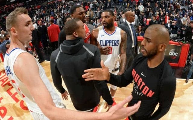 2試合続けての場外乱闘を阻止、ロケッツ用具係が隠し通路を塞ぐ好ディフェンス