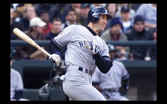 右翼から“キック”で本塁生還阻止!?　MLB公式が“伝説プレー”公開で改めて脚光