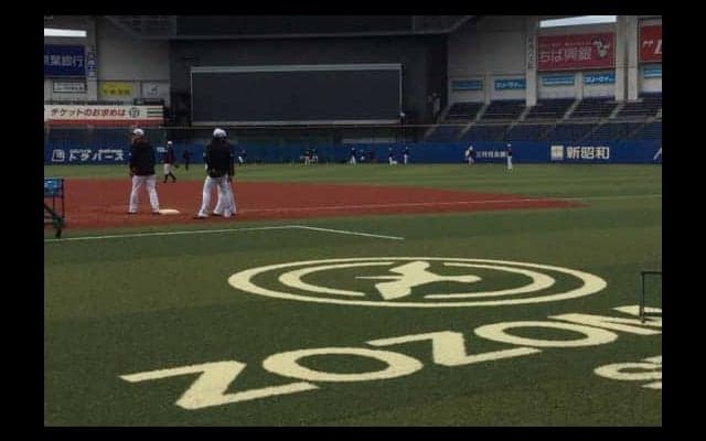 人工芝一新のZOZOマリン、土は入れ替え？　ロッテ井口監督が球団に要請へ