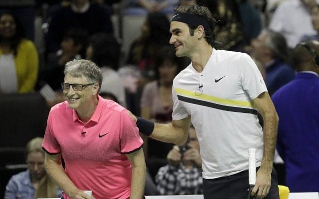 フェデラーとビル・ゲイツが共演し、チャリティマッチでソックらと対戦