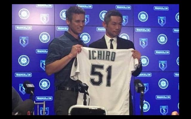 イチロー6年ぶりマリナーズ入団会見、念願の復帰に「とてもハッピーです」