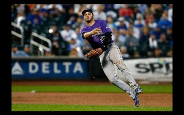 【MLB】アレナドの強すぎる肩　三塁ファールゾーンから横投げで…ダイレクト送球!?