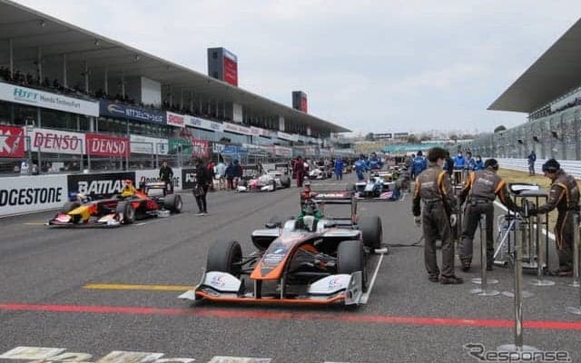 【スーパーフォーミュラ 第0戦】鈴鹿ファン感謝デーおなじみのデモレース、大観衆の前でシーズンの激闘を誓う