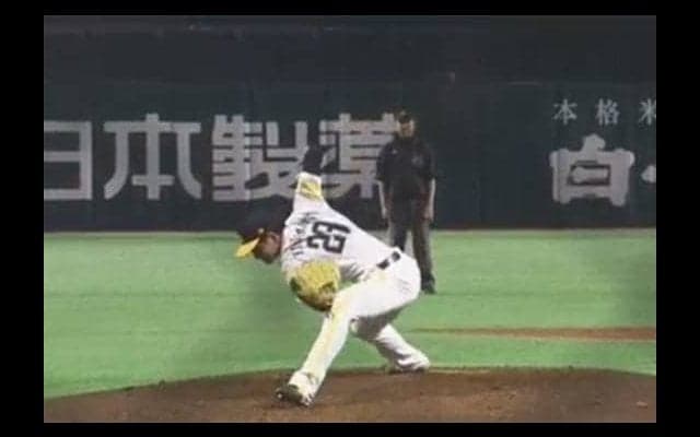 低過ぎて右手が地面直撃…鷹ドラ2のサブマリン右腕がホロ苦のデビュー