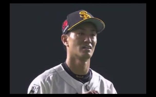 ホークス城所、G小林の痛烈打球に絶妙スライディングで美技！