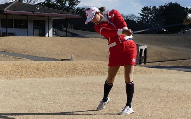 コンパクトなスイングでも芯に当たれば飛ぶ　川崎志穂プロの飛ばし方