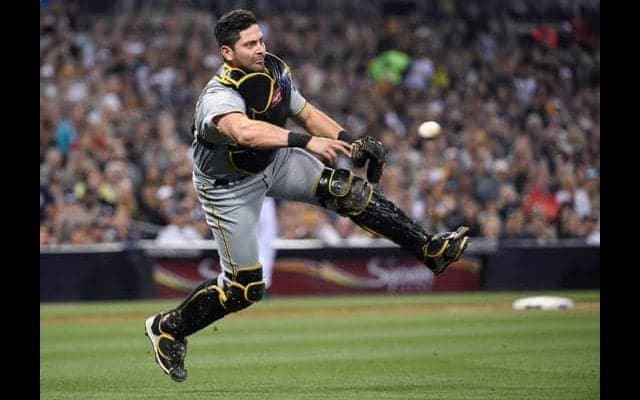 驚異の鬼肩は「ロケットショット」　MLB捕手が美技・膝つきスローを披露