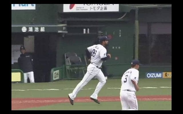 西武メヒアが華麗にダイビング捕球　あわやの失点危機を美技で防ぐ