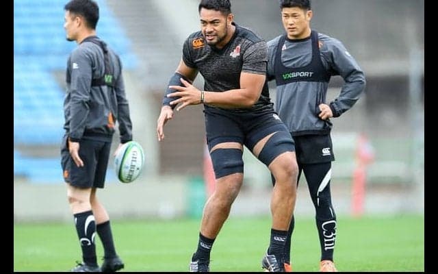  患部にはプレート。それでもヘル ウヴェは迷わずプレッシャーをかけに行く。 