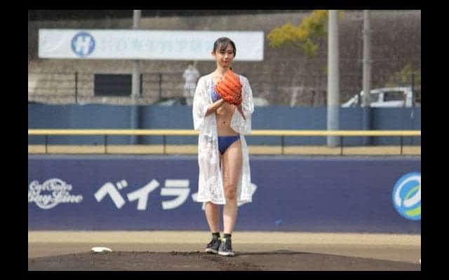ハム2軍でタレントの相沢菜々子が水着姿で始球式　リケジョらしく「計算狂った」