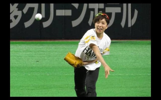 平昌五輪金メダル小平奈緒が始球式　まさかの大暴投を孫オーナーがキャッチ