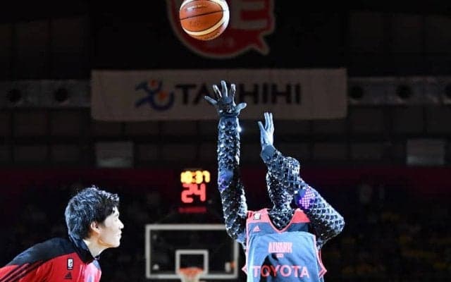 AIバスケロボの『CUE』（キュー）がアリーナ立川立飛でお披露目、馬場雄大との初勝負は引き分けに