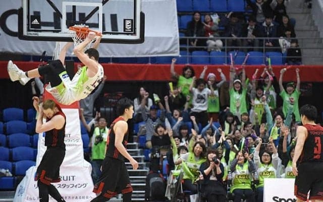 ノースリーブが似合う季節の到来、チームウェアを着て街に出かけ、PRしまくろう!!