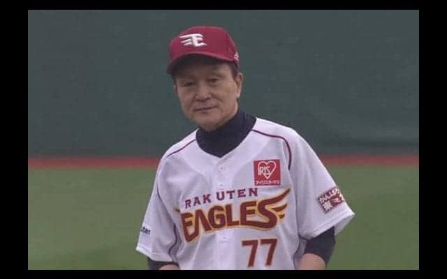 小田和正氏が故・星野氏の「77」背負い始球式「仙ちゃんが喜んでくれると思い」