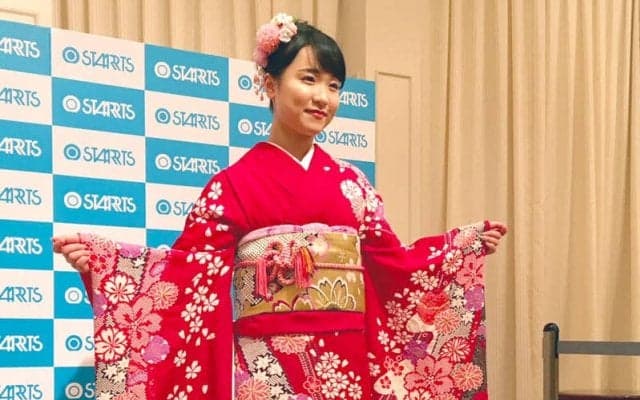 伊藤美誠、艶やかな振袖姿で登場「落ち着いた18歳になりたい」＜全日本選手権 三冠祝賀会＞