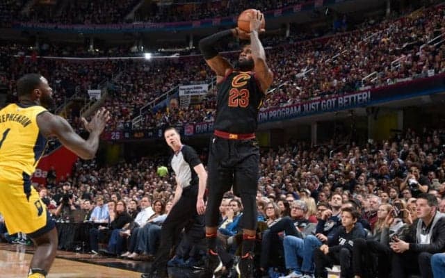 試合開始から1人で13-0のランを決めたレブロン、46得点でキャブズを勝利に導く