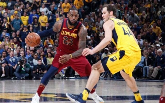 狙撃手カイル・コーバーとレブロンの猛攻でキャブズが勝利、2勝2敗のタイに戻す