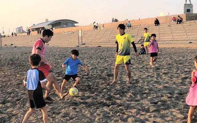 砂の上で素足サッカー！子ども向け「ビーチサッカークリニック」開催