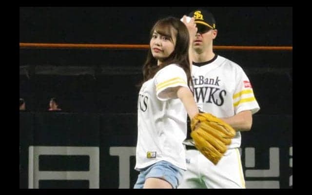 ソフトバンク対西武でHKT48渕上舞が始球式　ワンバン投球に「総選挙より緊張」