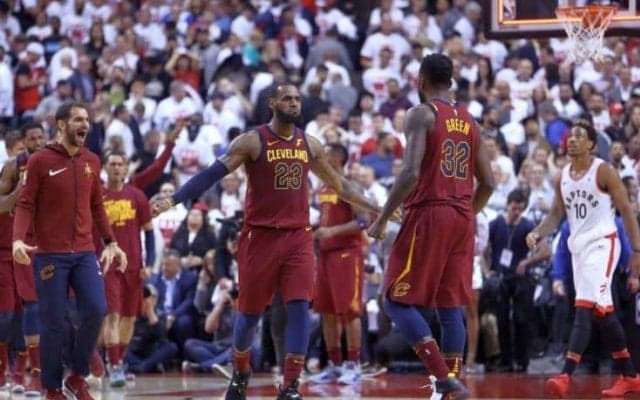 『キング』レブロン頼みから脱却したキャバリアーズ、敵地での延長戦を制し先勝