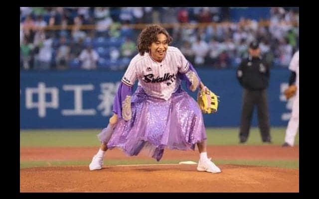 TOKIOのリーダー？「島茂子」が始球式　「全国のキャバレーを回ってます」