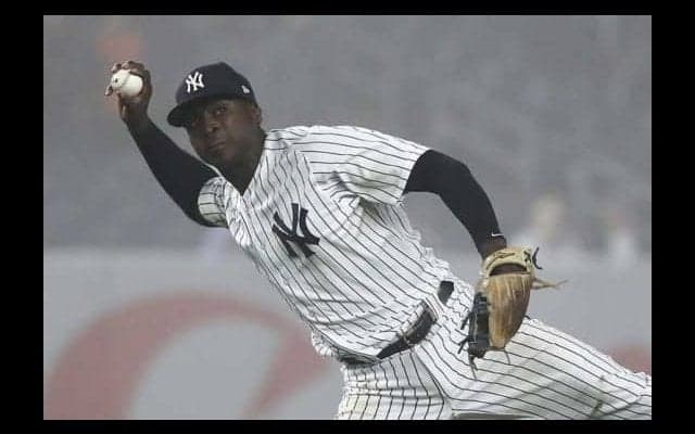 【MLB】ヤ軍遊撃手が驚異のバランス感覚で併殺完成！　ファン驚愕「どうやったんだ…」