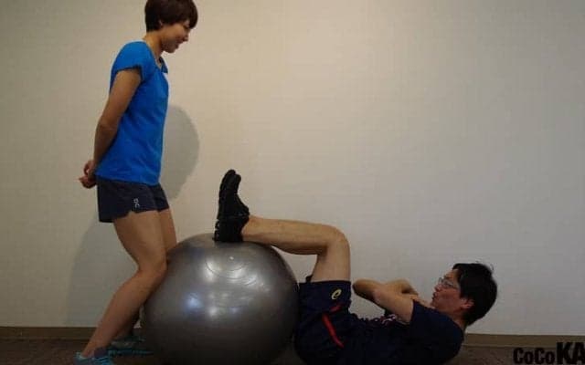 アスリート嫁が会社員旦那に課す鬼トレ　～片手プランク編～