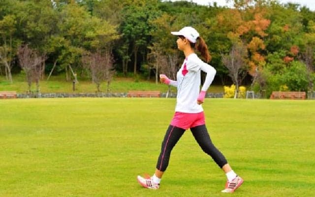 健康に良い歩き方。腕は「前」に振る？「後ろ」に振る？