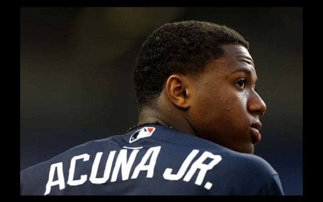 【MLB】左膝捻り、体は宙に…衝撃的な転倒で20歳の超有望株アクーニャが負傷交代