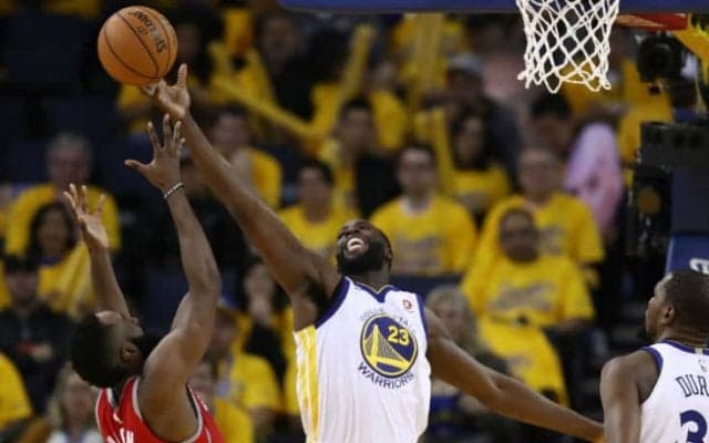 『スーパーチーム』の屋台骨ドレイモンド・グリーンがプレーオフ史上初の快挙達成