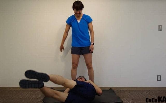 妻アスリートが会社員旦那に課す鬼トレ　～バランスボールを使った前後に動きのあるプランク編～