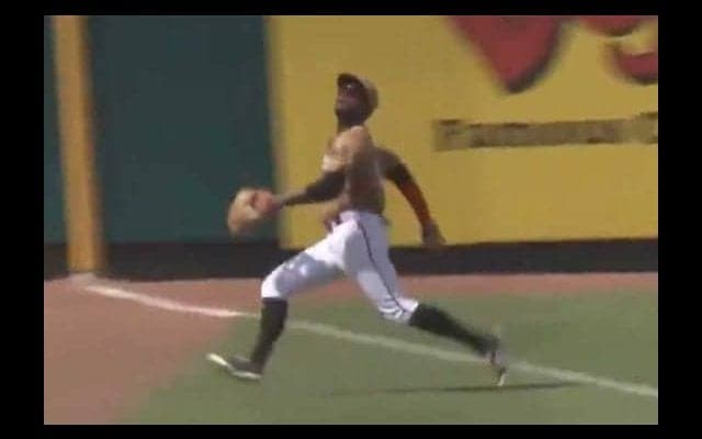 【MLB】21歳若手有望株の“アクロバティック美技”が話題　「次のイチロー」「忍者」