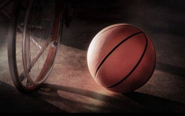 車いすバスケ選手とモデルが対決!? 限界を超えるべくシュートを狙う