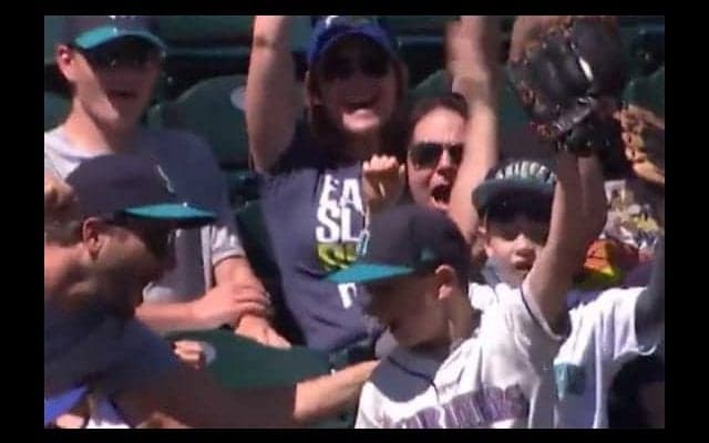 【MLB】「フライドポテトを落としてない」少年ファンの“スーパーキャッチ”にファン喝采
