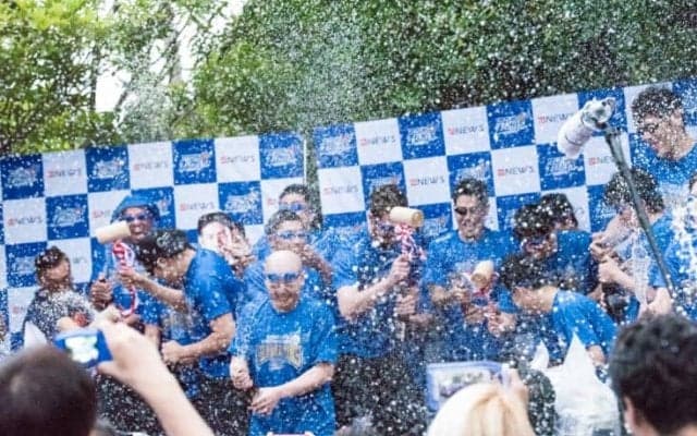 B1昇格＆B2優勝を祝い、ライジングゼファーフクオカがビールかけで大はしゃぎ！