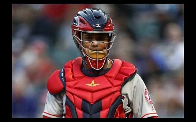 【MLB】“座り投げ”で137キロ!?　立ち上がらず「ポップタイム」1.89秒の驚愕二盗阻止