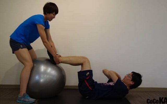 妻アスリートが会社員旦那に課す鬼トレ　～バランスボールを使ったプランク編～