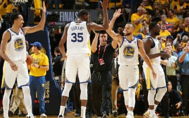 JR・スミスの判断ミスに救われたウォリアーズ、激闘を制しファイナルで先勝