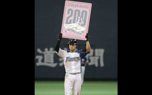 正真正銘の盗塁成功！北海道日本ハムの西川が史上75人目の200盗塁達成！