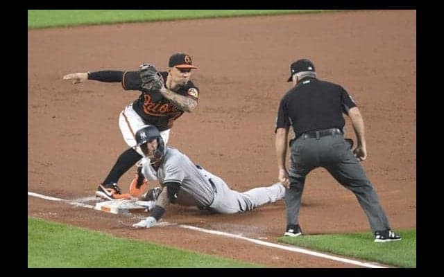 【MLB】“空飛ぶスパイク”だ！　ヤ軍の新人王候補に起きた、ちょっぴり笑えるハプニングが話題