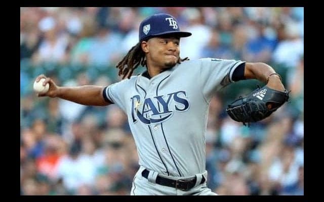 【MLB】レ軍右腕が新投法!?　マウンド上でまさかの“腹打ち”→奪三振で颯爽と降板