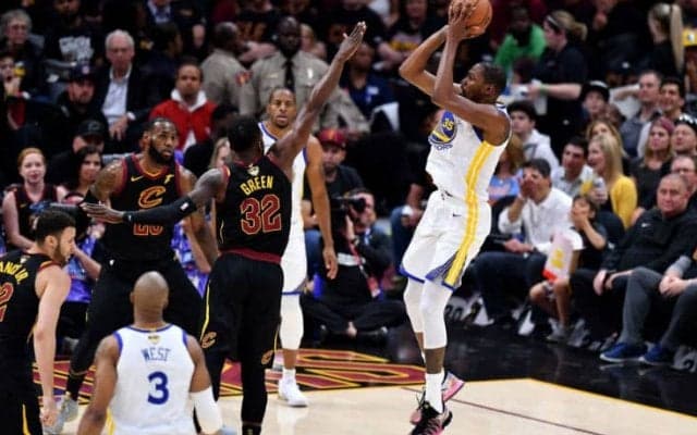 追い詰められたキャブズ、レブロン・ジェームズはデュラントを称賛「アサシン」