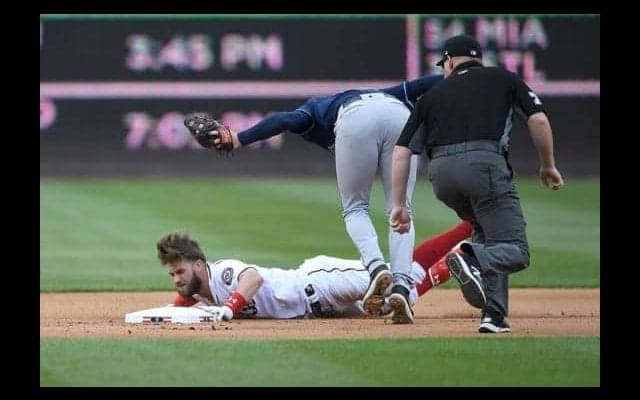 MLB屈指の強打者ハーパーにハプニング！　ダッシュ→大転倒で、髪型にまで脚光