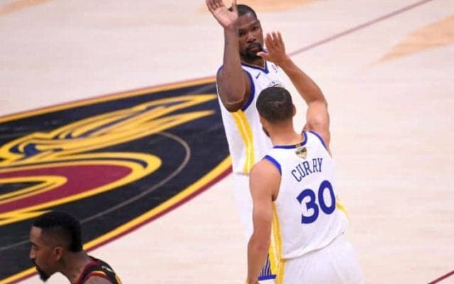 ケビン・デュラントが43得点、粘るキャブズをロングスリーで打ち倒し連覇に王手