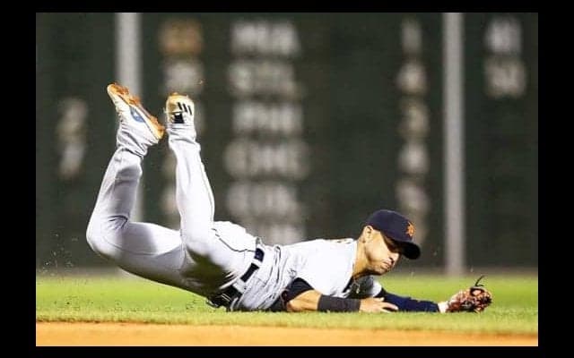 【MLB】どうやって投げたの？　メジャー屈指の遊撃手、“サーカス”のような驚異的美技