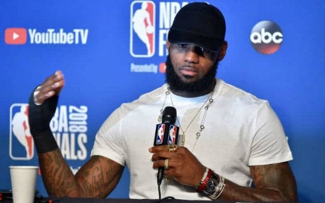 右手を骨折してファイナルを戦ったレブロン、「MVP」の声とともに舞台を降りる