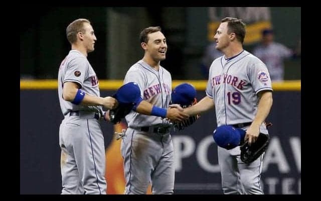 【MLB】珍事、右中間フェンスにラッキーゾーン!?　ドア開けっ放しで打球と中堅手が…